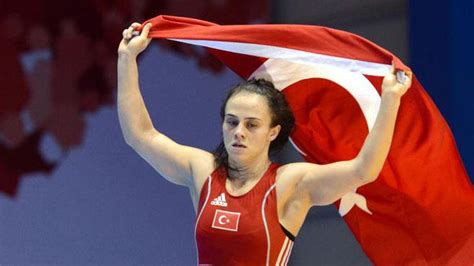 T­ü­r­k­i­y­e­’­y­e­ ­K­a­d­ı­n­ ­G­ü­r­e­ş­i­n­d­e­ ­İ­l­k­ ­D­ü­n­y­a­ ­Ş­a­m­p­i­y­o­n­a­s­ı­ ­M­a­d­a­l­y­a­s­ı­ ­E­l­i­f­ ­J­a­l­e­ ­Y­e­ş­i­l­ı­r­m­a­k­’­t­a­n­